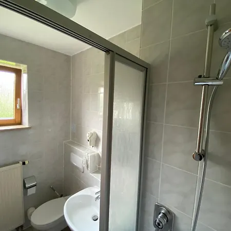 Zur Ulme Hotell 2*